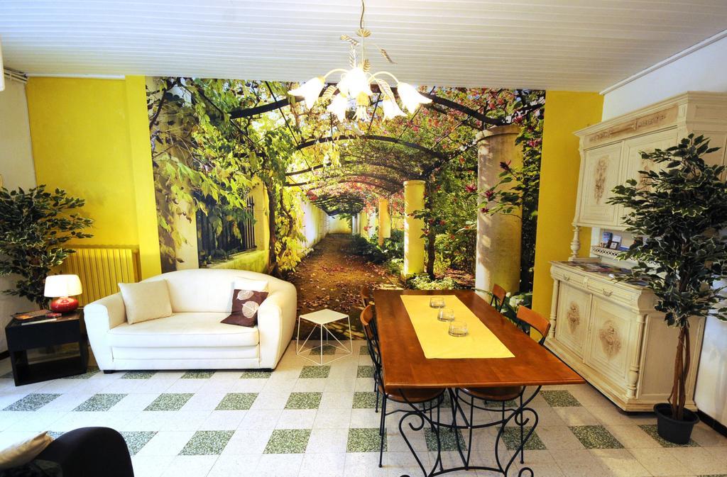 Saint-Colomb-de-Lauzun Chez Madeleine Bed & Breakfast エクステリア 写真